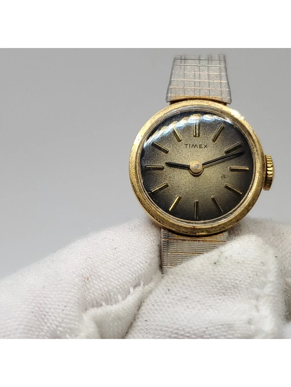 Vintage Timex Mechanical Gold Tone Adjustable Band Womens Watch 17mm Running